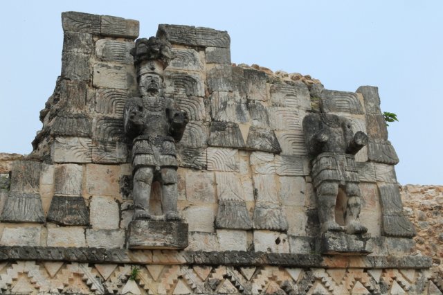 Kriegerstatuen am Palast der Masken, Kabah, Puuc-Route