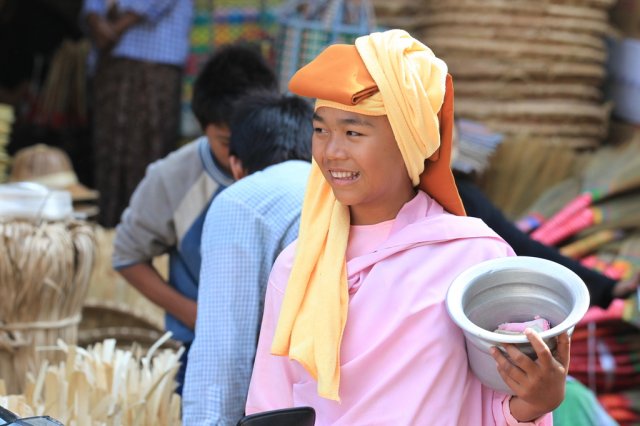 Nonne, Mandalay