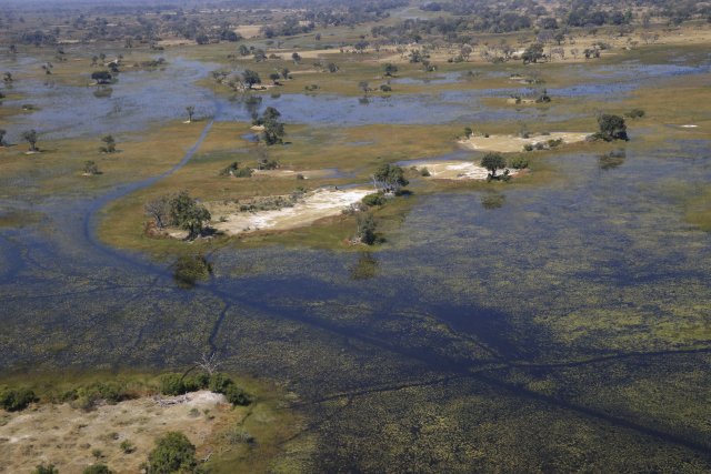 Flug über das Okavango-Delta