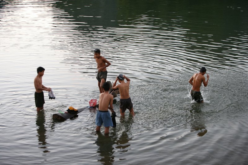 Badende Jugendliche, Vang Vieng
